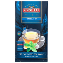 Przód pudełka Kingsleaf Moroccan Mint z filiżanką zaparzonej herbaty i świeżą miętą podkreślającą smak.
