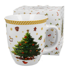 Kubek porcelanowy Christmas Tree 2 ustawiony obok dopasowanego pudełka ozdobionego świątecznym wzorem.