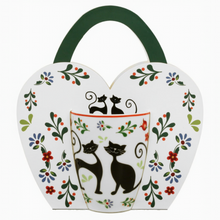 Kubek porcelanowy Kotny Etno w ozdobnym koszyczku z motywem kwiatów
