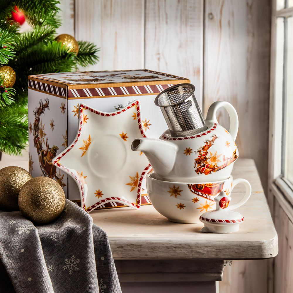 Porcelanowy zestaw Santa on Sleigh z zaparzaczem umieszczonym w dzbanku.