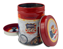 Otwarta puszka herbaty czarnej Route 66 z widoczną zawartością.