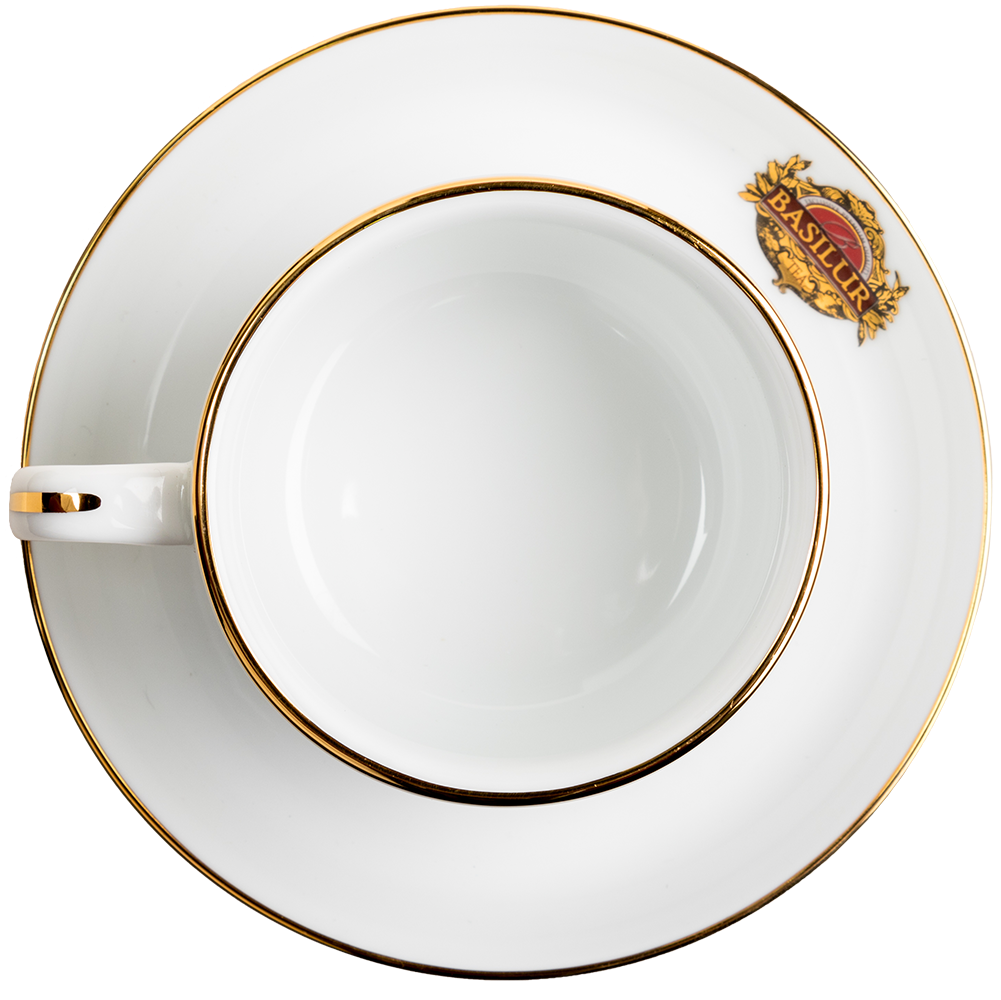 Widok z góry na filiżankę porcelanową Basilur ze spodkiem i złotym rantem.