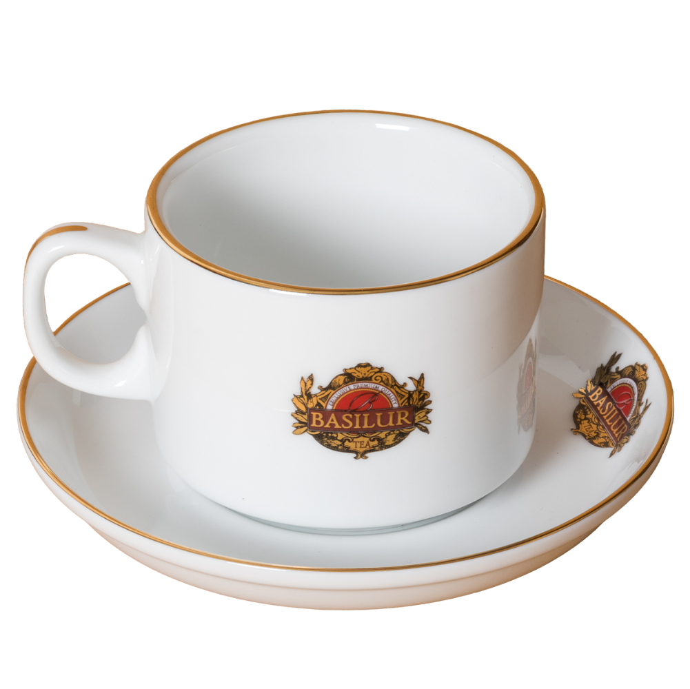Filiżanka Basilur ze spodkiem, widok z boku, porcelana zdobiona złotym rantem.