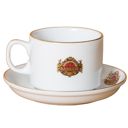 Filiżanka Basilur ze spodkiem, widok pod kątem, porcelana z logo i złotym rantem.