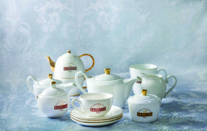 Zestaw porcelany Basilur Hotel Use z filiżankami, dzbankami, mlecznikiem i cukiernicą.