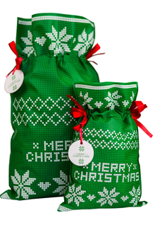 Zielony worek prezentowy z białym wzorem gwiazdy betlejemskiej, napisem Merry Christmas i czerwonymi wstążkami.