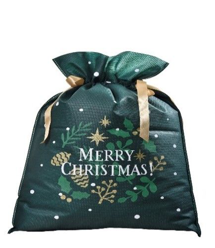 Zielony worek prezentowy 40 x 56 cm z napisem Merry Christmas i motywem świątecznego stroika, przewiązany złotą wstążką.