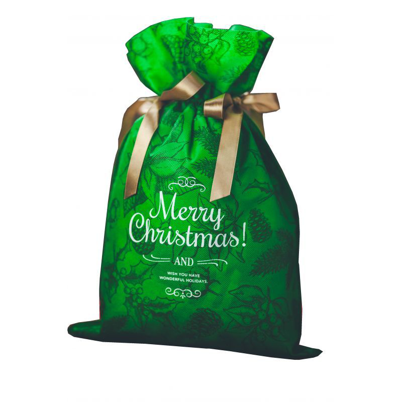 Zielony worek prezentowy z subtelnym wzorem gałązek i szyszek, białym napisem „Merry Christmas” i złotymi satynowymi wstążkami, w dużym rozmiarze 60 x 90 cm.