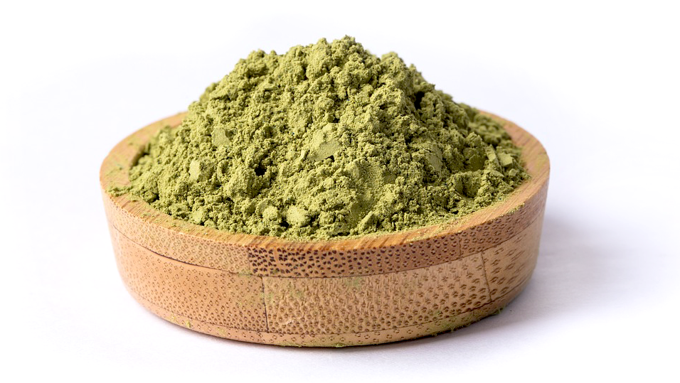 Proszek matcha gastronomiczna BIO o intensywnie zielonej barwie zaprezentowany w okrągłej drewnianej miseczce.