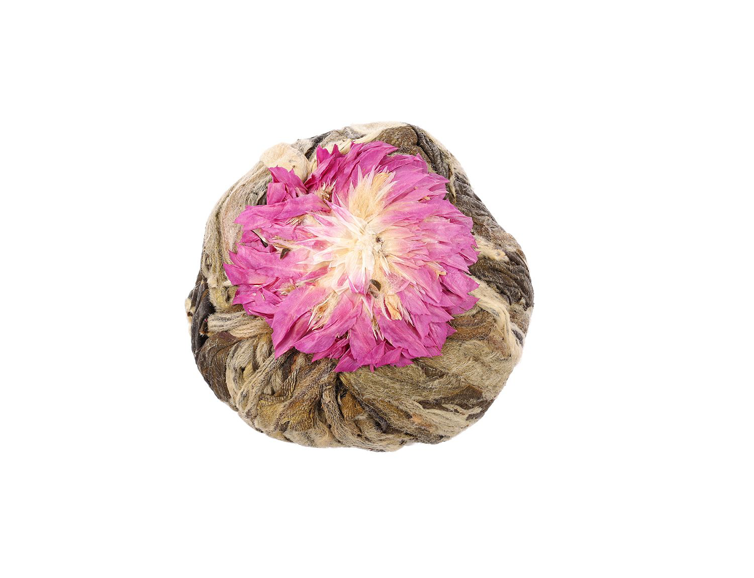 Zbliżenie na kulkę herbaty Rich Flower z różowym kwiatem w środku.