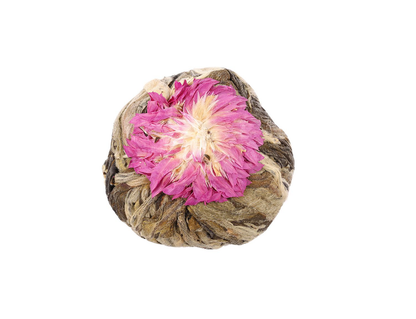 Zbliżenie na kulkę herbaty Rich Flower z różowym kwiatem w środku.