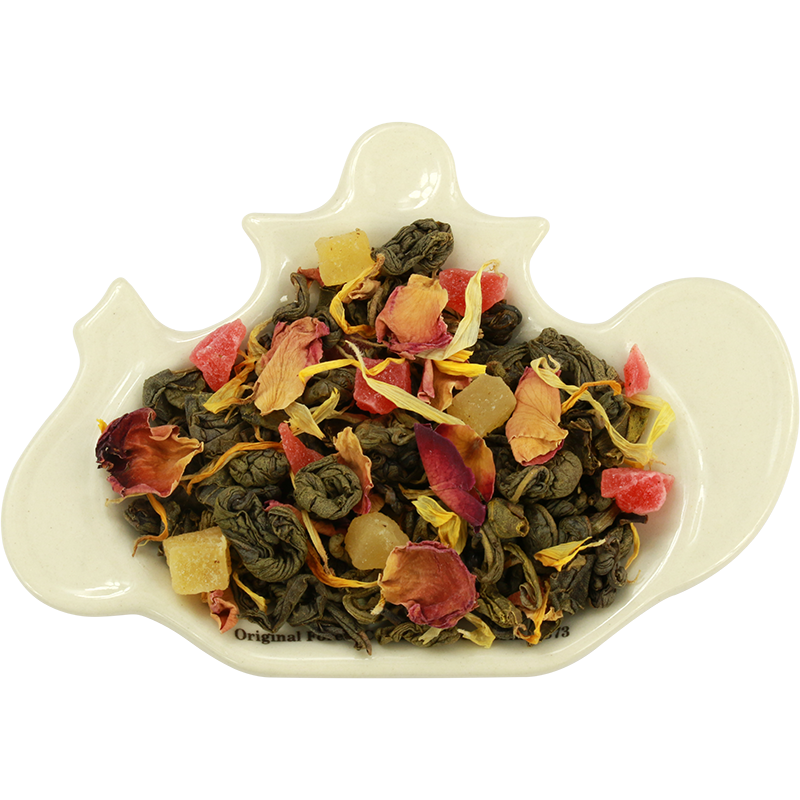 Liście herbaty Basilur Citrus Tea z kawałkami owoców cytrusowych i płatkami kwiatów – zielona herbata cejlońska.