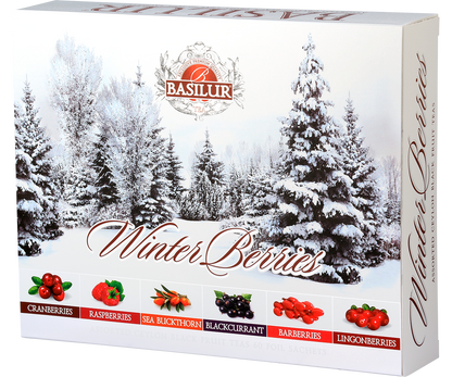 Opakowanie zestawu Basilur Winter Berries z ilustracją ośnieżonego lasu i owoców – herbata czarna owocowa.