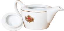 Porcelanowy imbryk Basilur z logo i złotym rantem o pojemności 475 ml, widok z otwartą pokrywką.